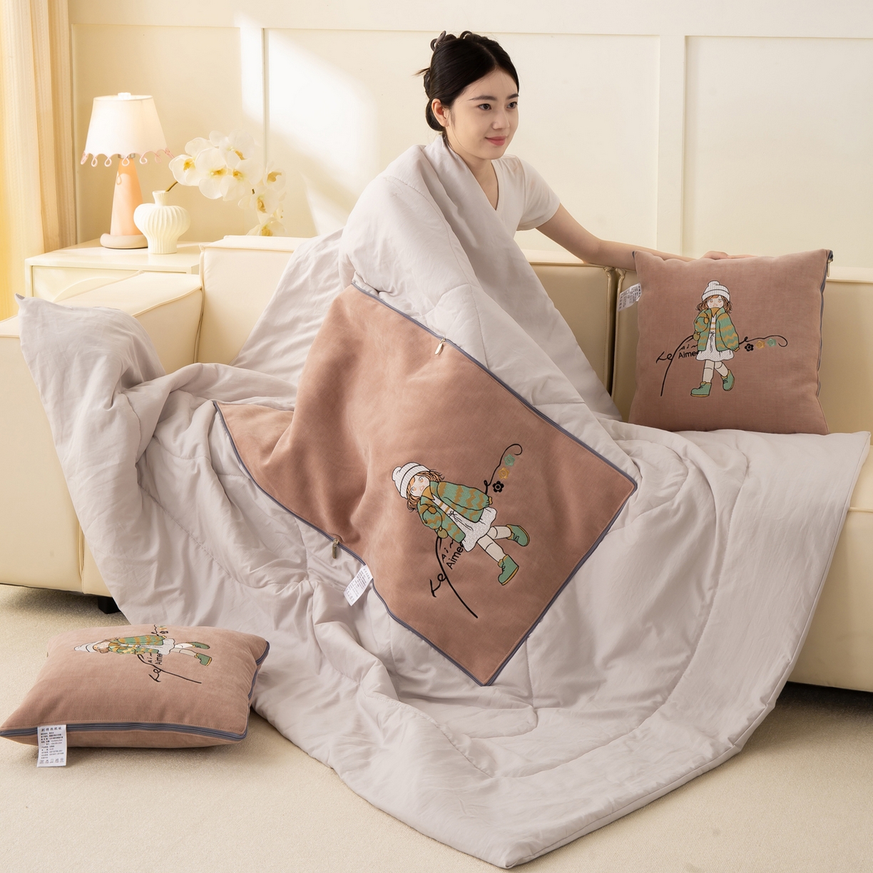 91家纺网 家纺一手货源 找家纺 多今家纺 2025新款水洗棉雪尼尔刺绣抱枕被子-艾米糖系列 艾米糖-淡桃红