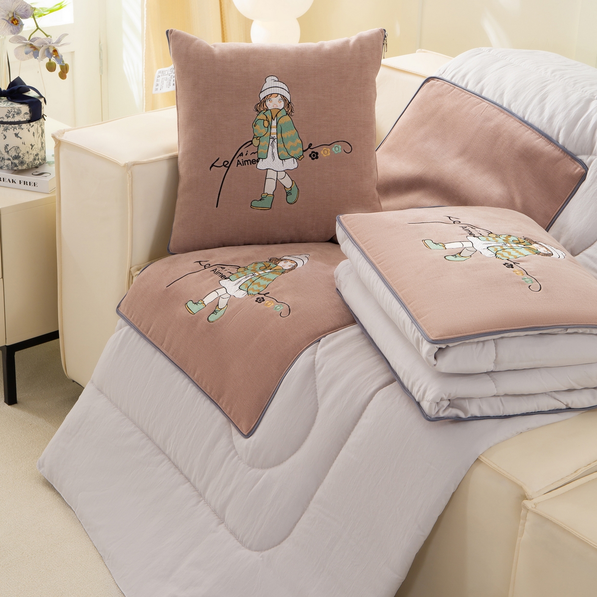 91家纺网 家纺一手货源 找家纺 多今家纺 2025新款水洗棉雪尼尔刺绣抱枕被子-艾米糖系列 艾米糖-淡桃红