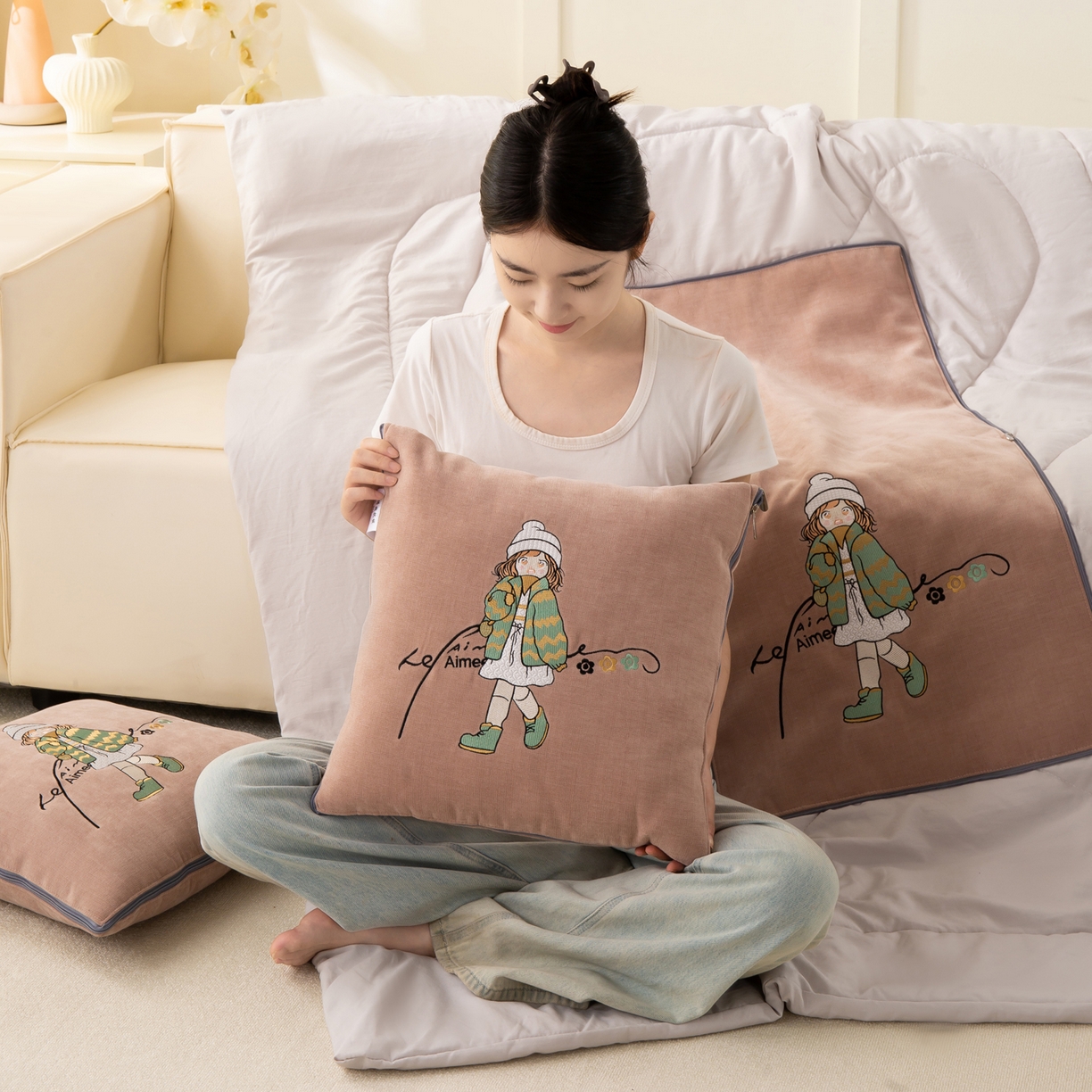 91家纺网 家纺一手货源 找家纺 多今家纺 2025新款水洗棉雪尼尔刺绣抱枕被子-艾米糖系列 艾米糖-淡桃红