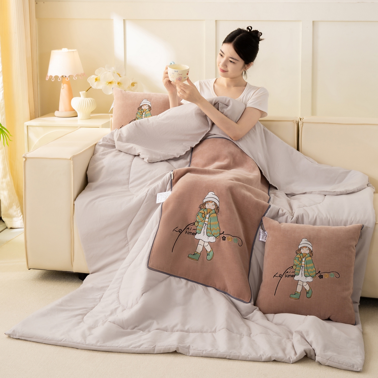 91家纺网 家纺一手货源 找家纺 多今家纺 2025新款水洗棉雪尼尔刺绣抱枕被子-艾米糖系列 艾米糖-淡桃红