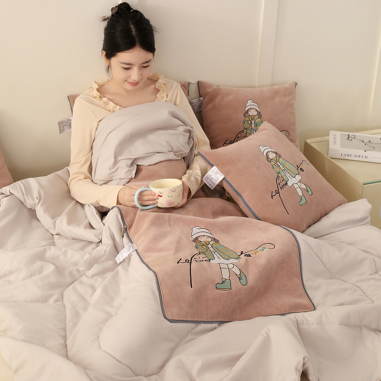 91家纺网 家纺一手货源 找家纺 多今家纺 2025新款水洗棉雪尼尔刺绣抱枕被子-艾米糖系列 艾米糖-淡桃红