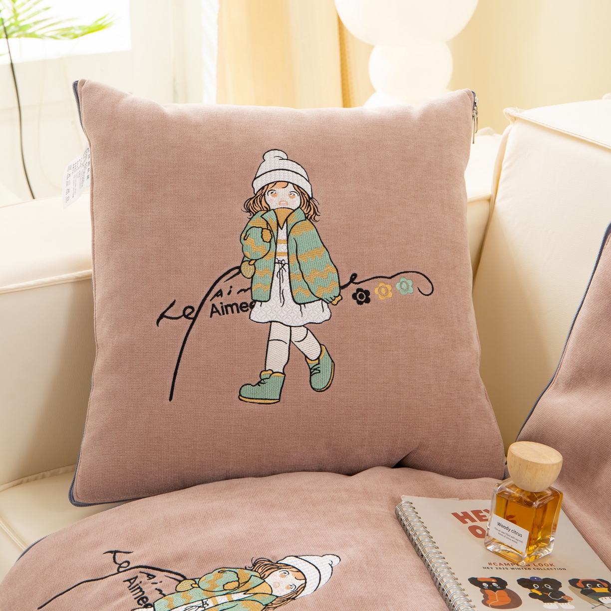 91家纺网 家纺一手货源 找家纺 多今家纺 2025新款水洗棉雪尼尔刺绣抱枕被子-艾米糖系列 艾米糖-淡桃红