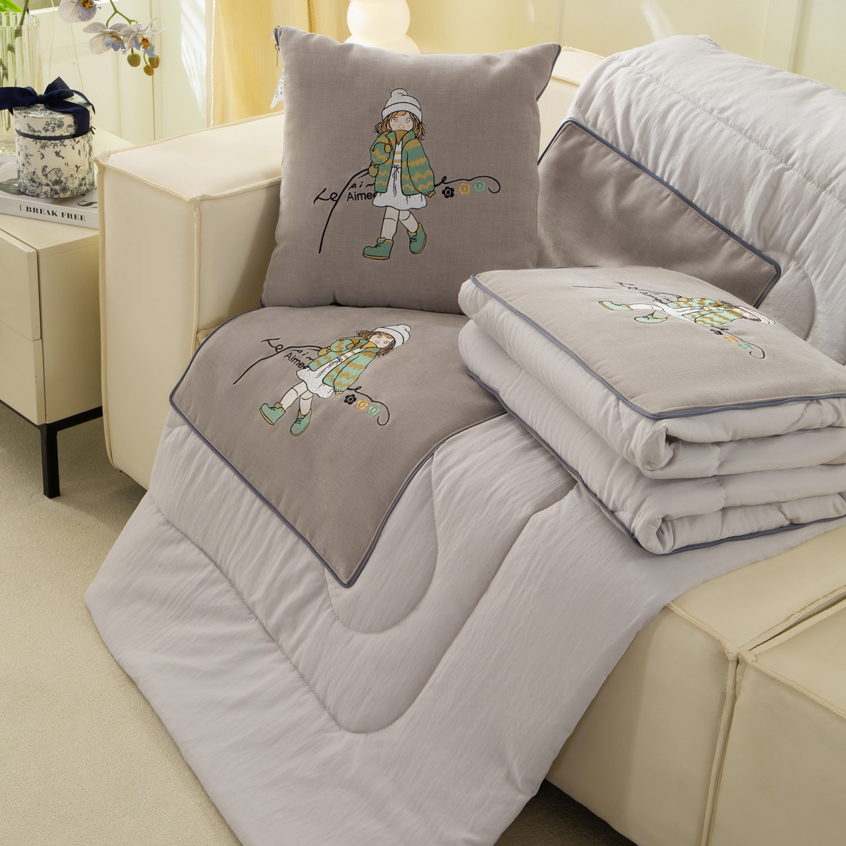 91家纺网 家纺一手货源 找家纺 多今家纺 2025新款水洗棉雪尼尔刺绣抱枕被子-艾米糖系列 艾米糖-葵花白