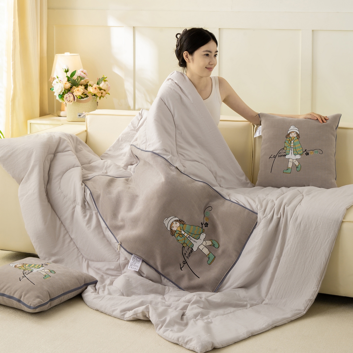 91家纺网 家纺一手货源 找家纺 多今家纺 2025新款水洗棉雪尼尔刺绣抱枕被子-艾米糖系列 艾米糖-葵花白