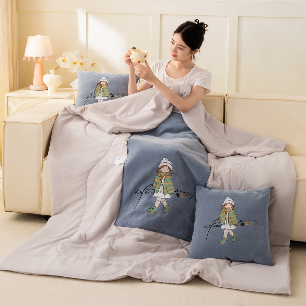 91家纺网 家纺一手货源 找家纺 多今家纺 2025新款水洗棉雪尼尔刺绣抱枕被子-艾米糖系列 艾米糖-远天蓝