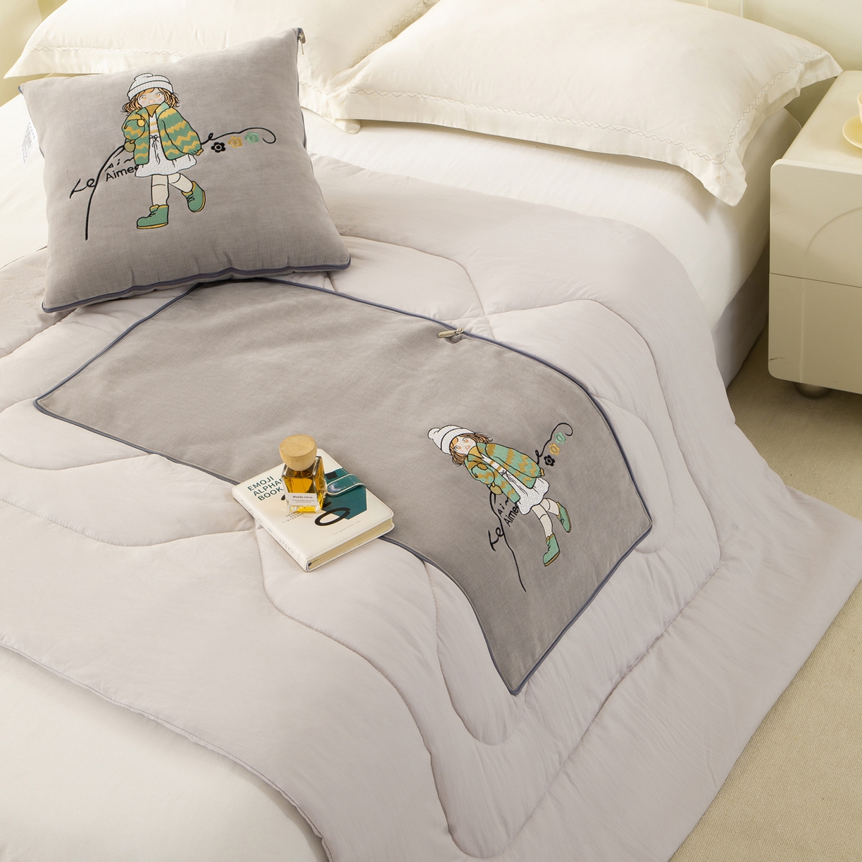 91家纺网 家纺一手货源 找家纺 多今家纺 2025新款水洗棉雪尼尔刺绣抱枕被子-艾米糖系列 艾米糖-葵花白