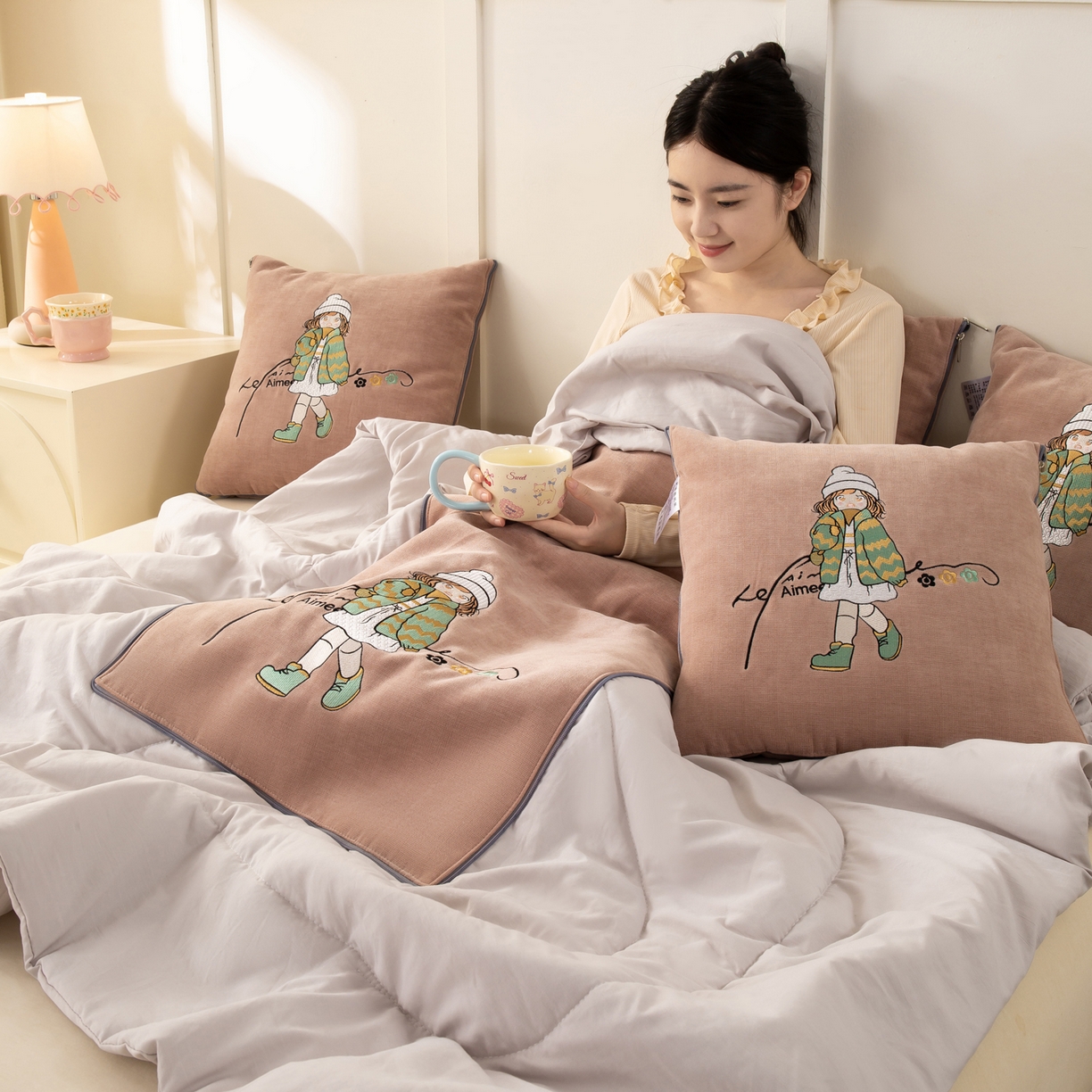 91家纺网 家纺一手货源 找家纺 多今家纺 2025新款水洗棉雪尼尔刺绣抱枕被子-艾米糖系列 艾米糖-淡桃红