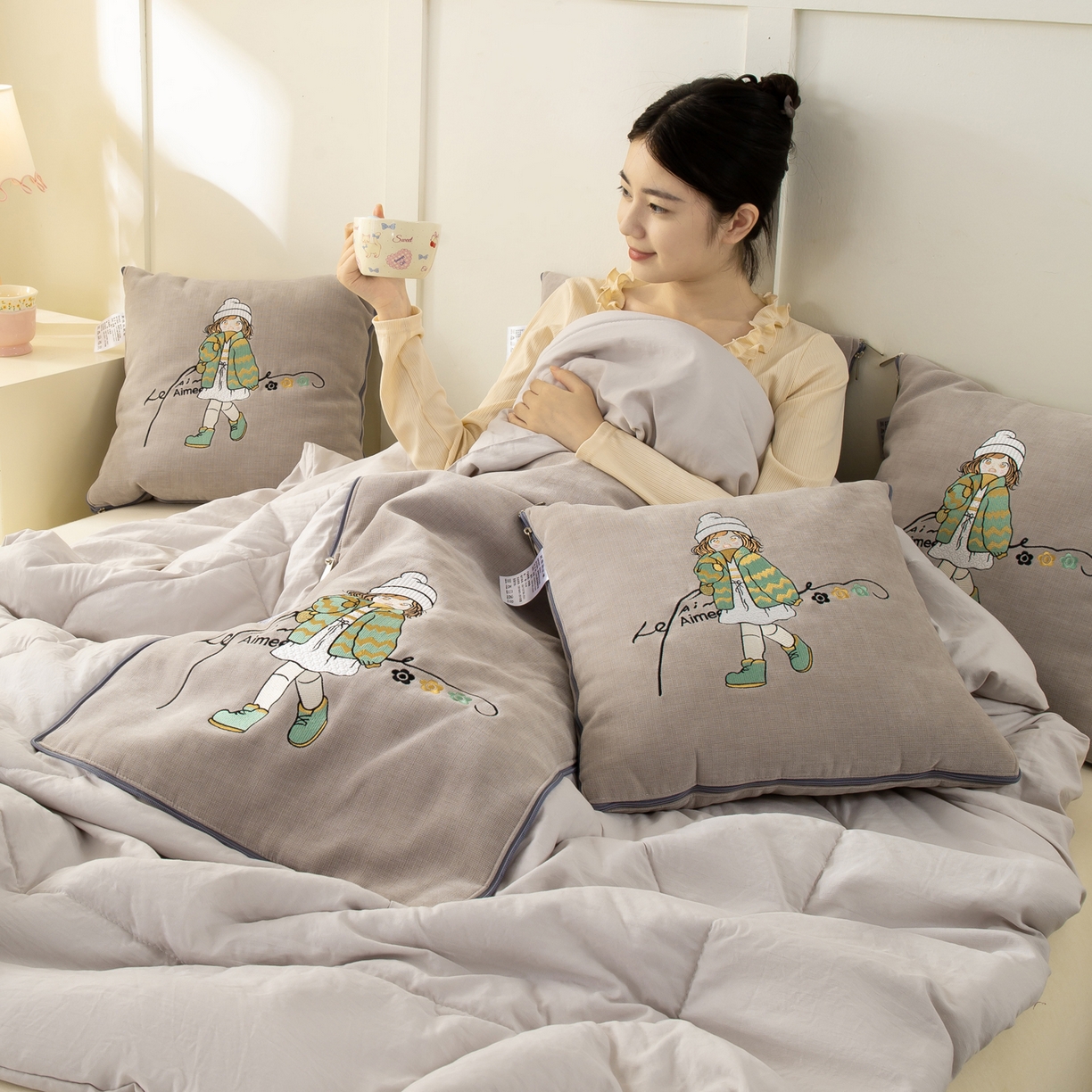 91家纺网 家纺一手货源 找家纺 多今家纺 2025新款水洗棉雪尼尔刺绣抱枕被子-艾米糖系列 艾米糖-葵花白