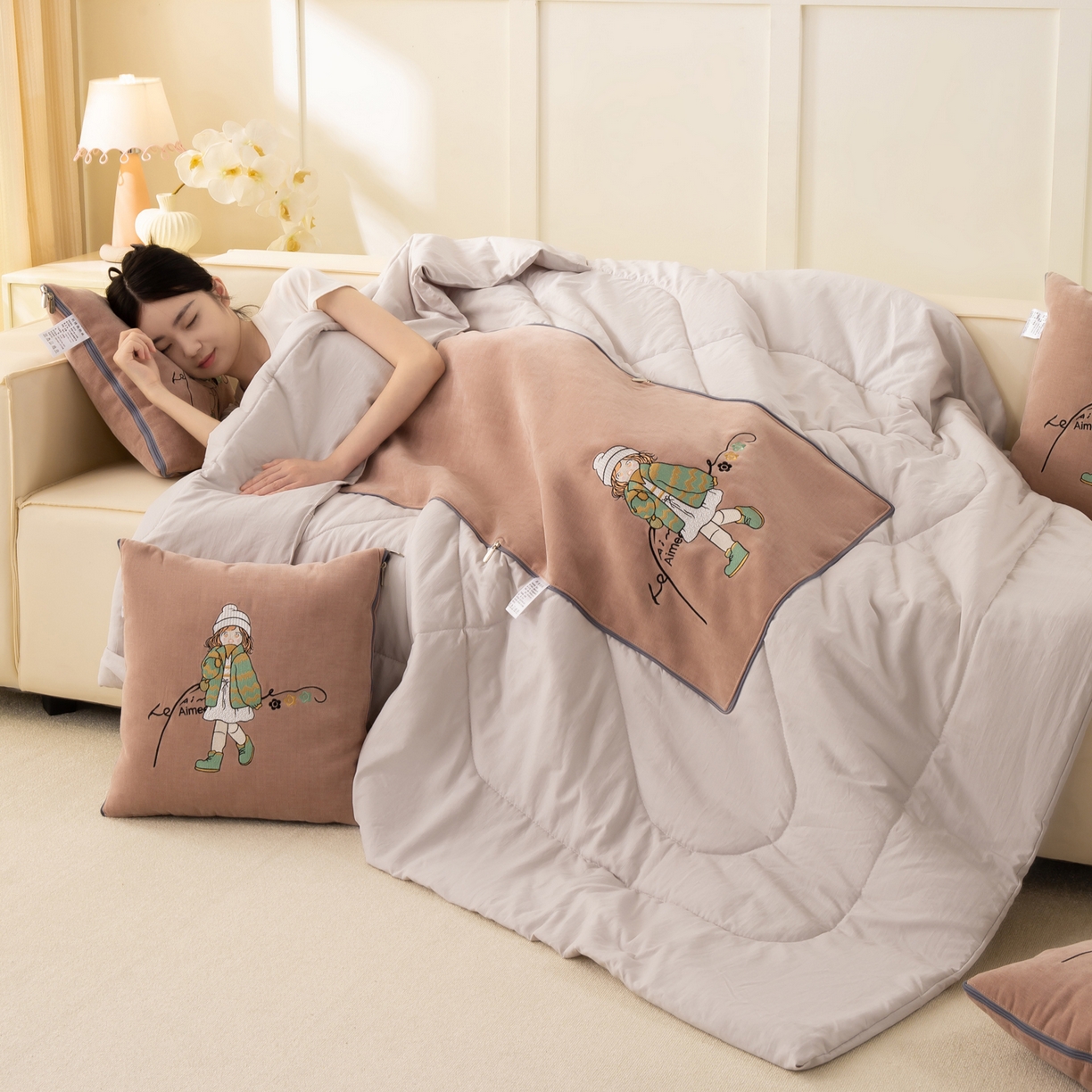 91家纺网 家纺一手货源 找家纺 多今家纺 2025新款水洗棉雪尼尔刺绣抱枕被子-艾米糖系列 艾米糖-淡桃红