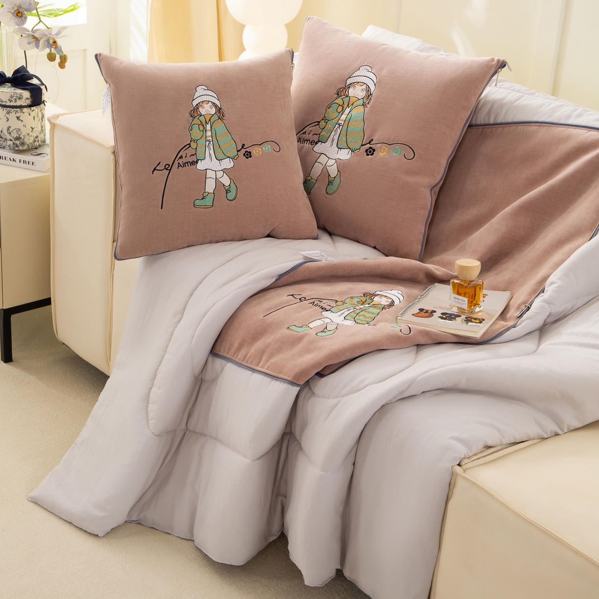 91家纺网 家纺一手货源 找家纺 多今家纺 2025新款水洗棉雪尼尔刺绣抱枕被子-艾米糖系列 艾米糖-淡桃红