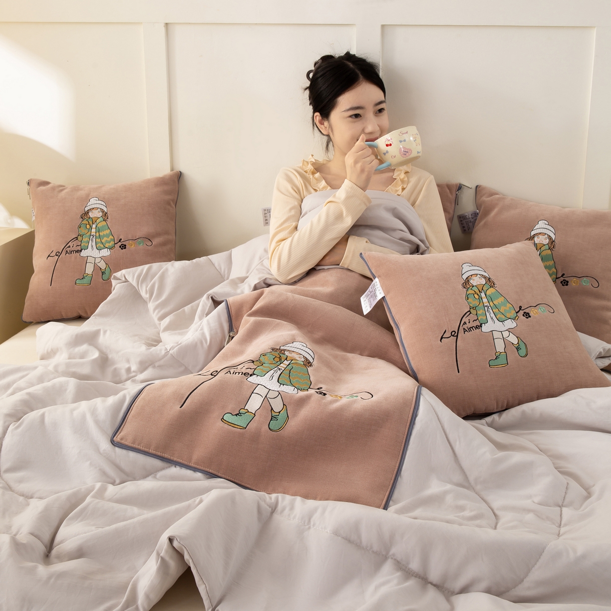 91家纺网 家纺一手货源 找家纺 多今家纺 2025新款水洗棉雪尼尔刺绣抱枕被子-艾米糖系列 艾米糖-淡桃红