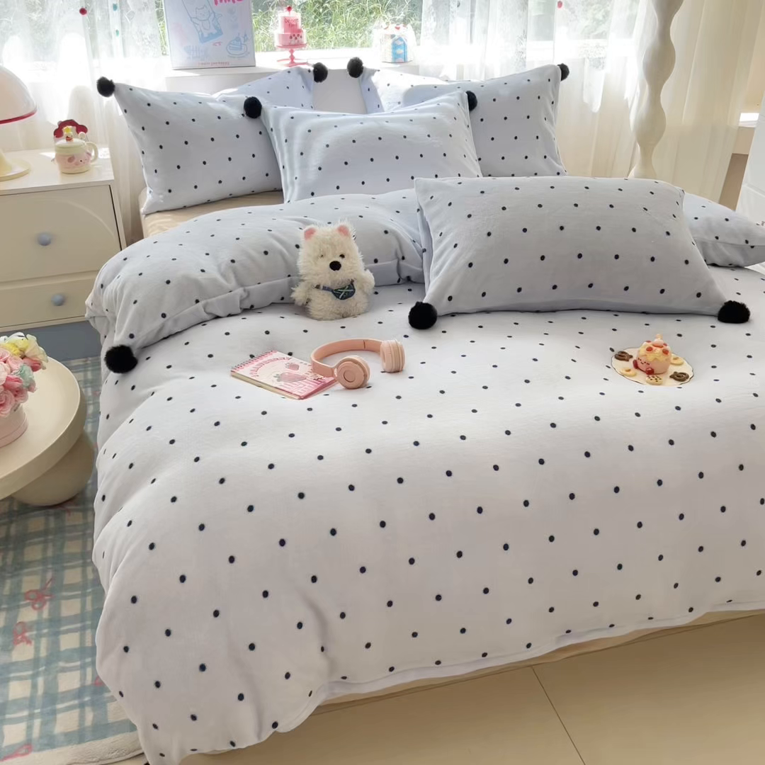 91家纺网 家纺一手货源 找家纺 米可 2025秋冬新品混搭波点高克重牛奶绒毛球款单枕套 蓝色