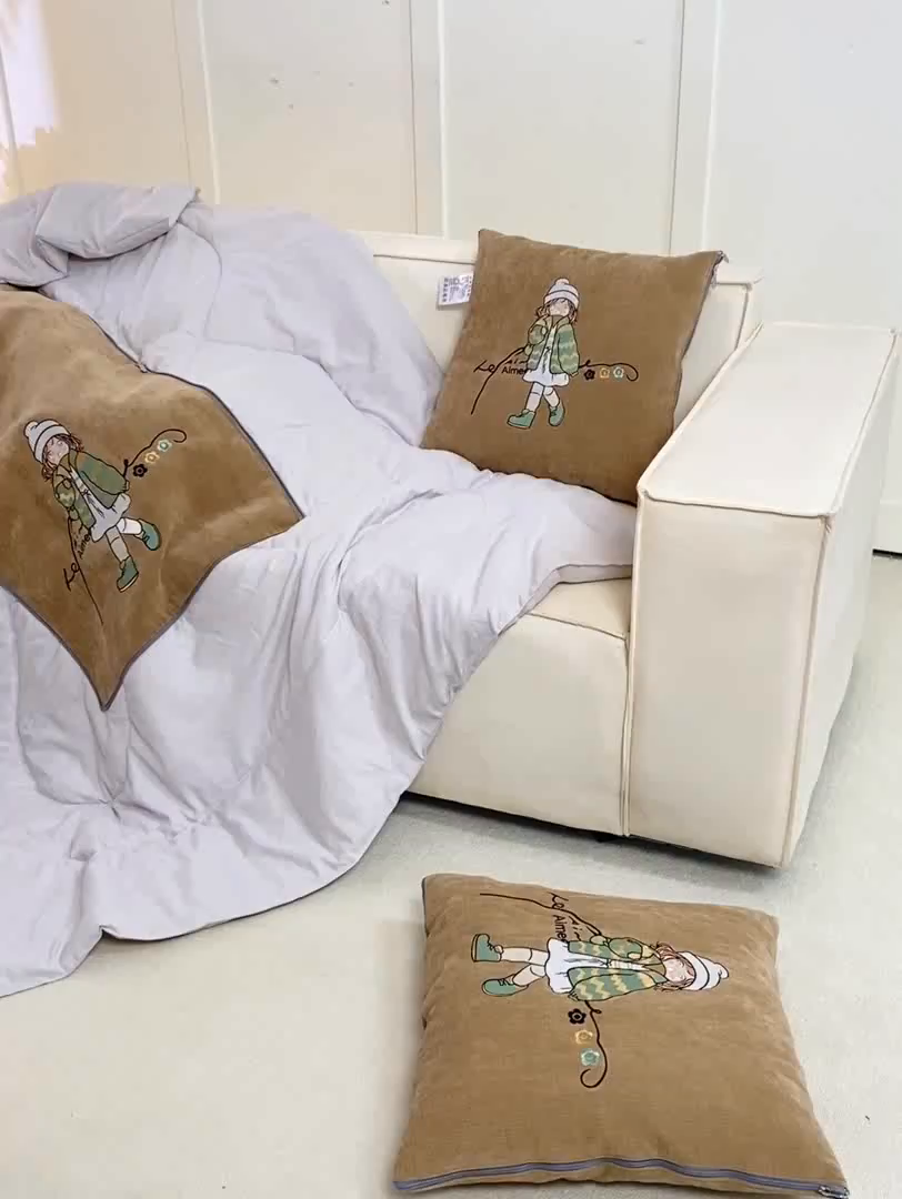 91家纺网 家纺一手货源 找家纺 多今家纺 2025新款水洗棉雪尼尔刺绣抱枕被子-艾米糖系列 艾米糖-后土黄