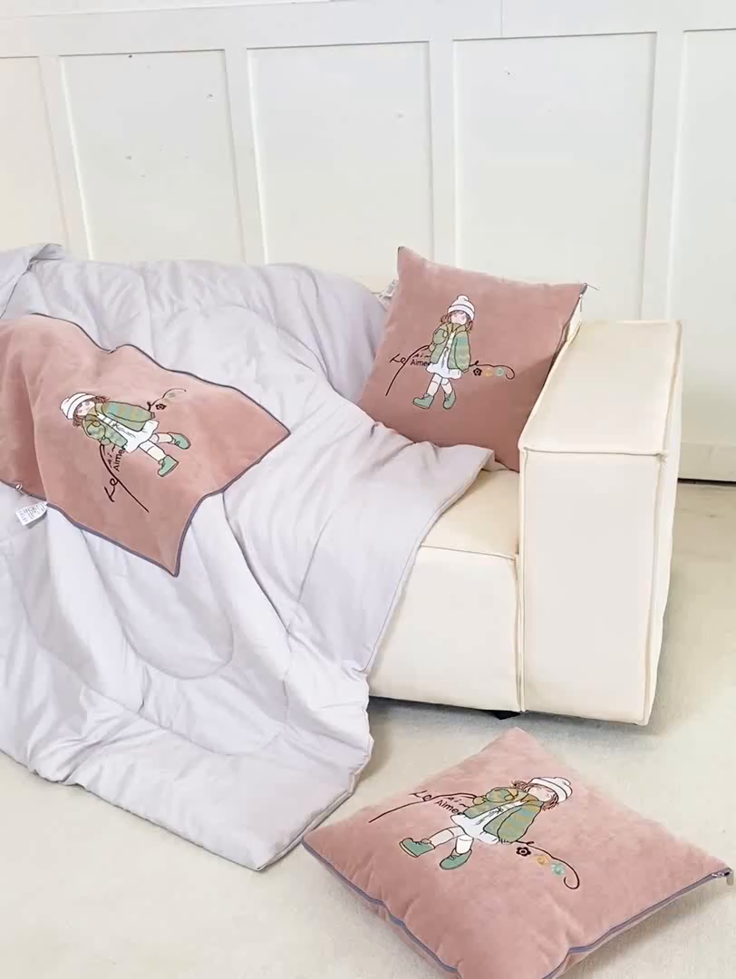 91家纺网 家纺一手货源 找家纺 多今家纺 2025新款水洗棉雪尼尔刺绣抱枕被子-艾米糖系列 艾米糖-淡桃红
