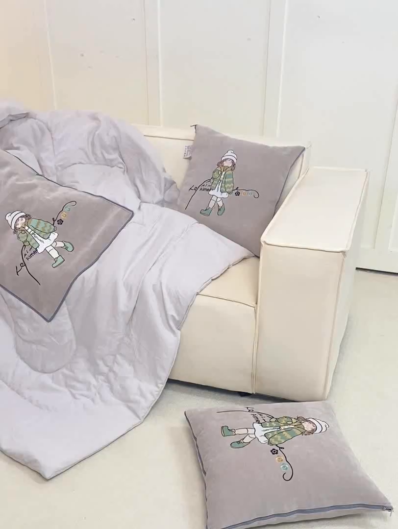 91家纺网 家纺一手货源 找家纺 多今家纺 2025新款水洗棉雪尼尔刺绣抱枕被子-艾米糖系列 艾米糖-葵花白