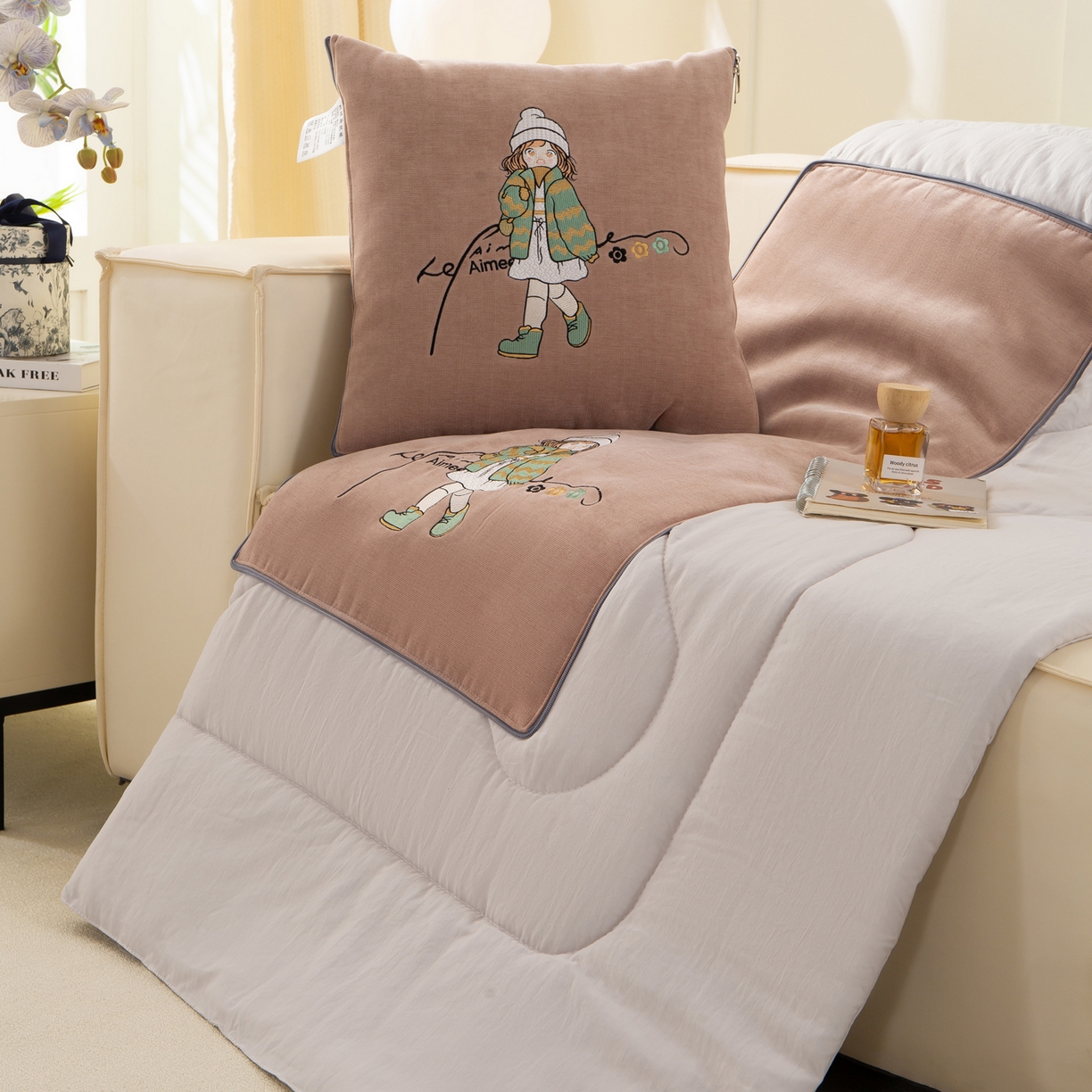 91家纺网 家纺一手货源 找家纺 多今家纺 2025新款水洗棉雪尼尔刺绣抱枕被子-艾米糖系列 艾米糖-淡桃红