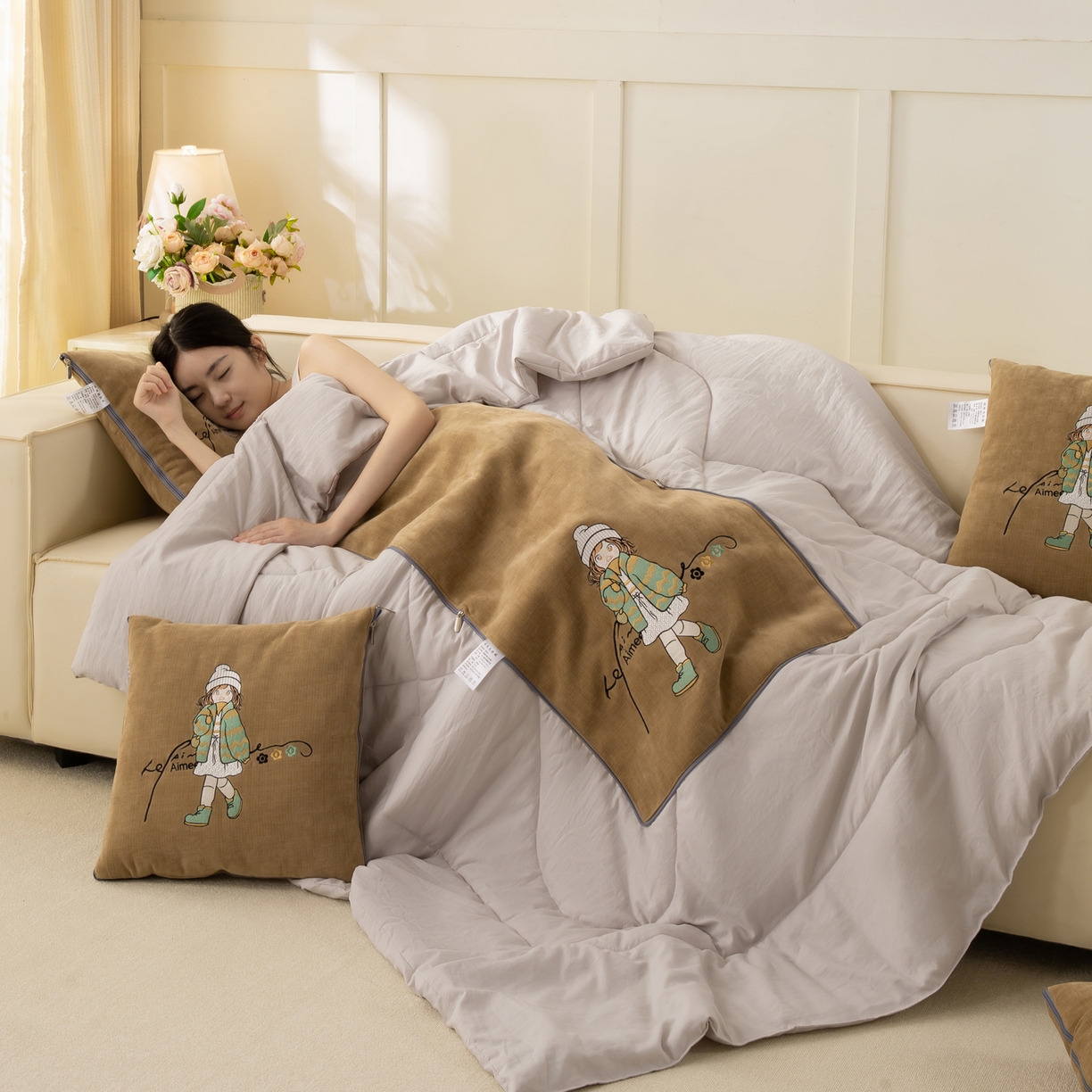 91家纺网 家纺一手货源 找家纺 多今家纺 2025新款水洗棉雪尼尔刺绣抱枕被子-艾米糖系列 艾米糖-后土黄