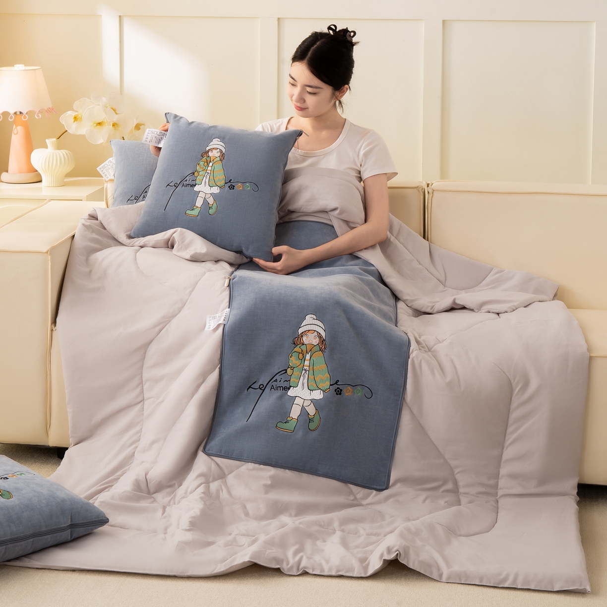 91家纺网 家纺一手货源 找家纺 （总）多今家纺 2025新款水洗棉雪尼尔刺绣抱枕被子-艾米糖系列