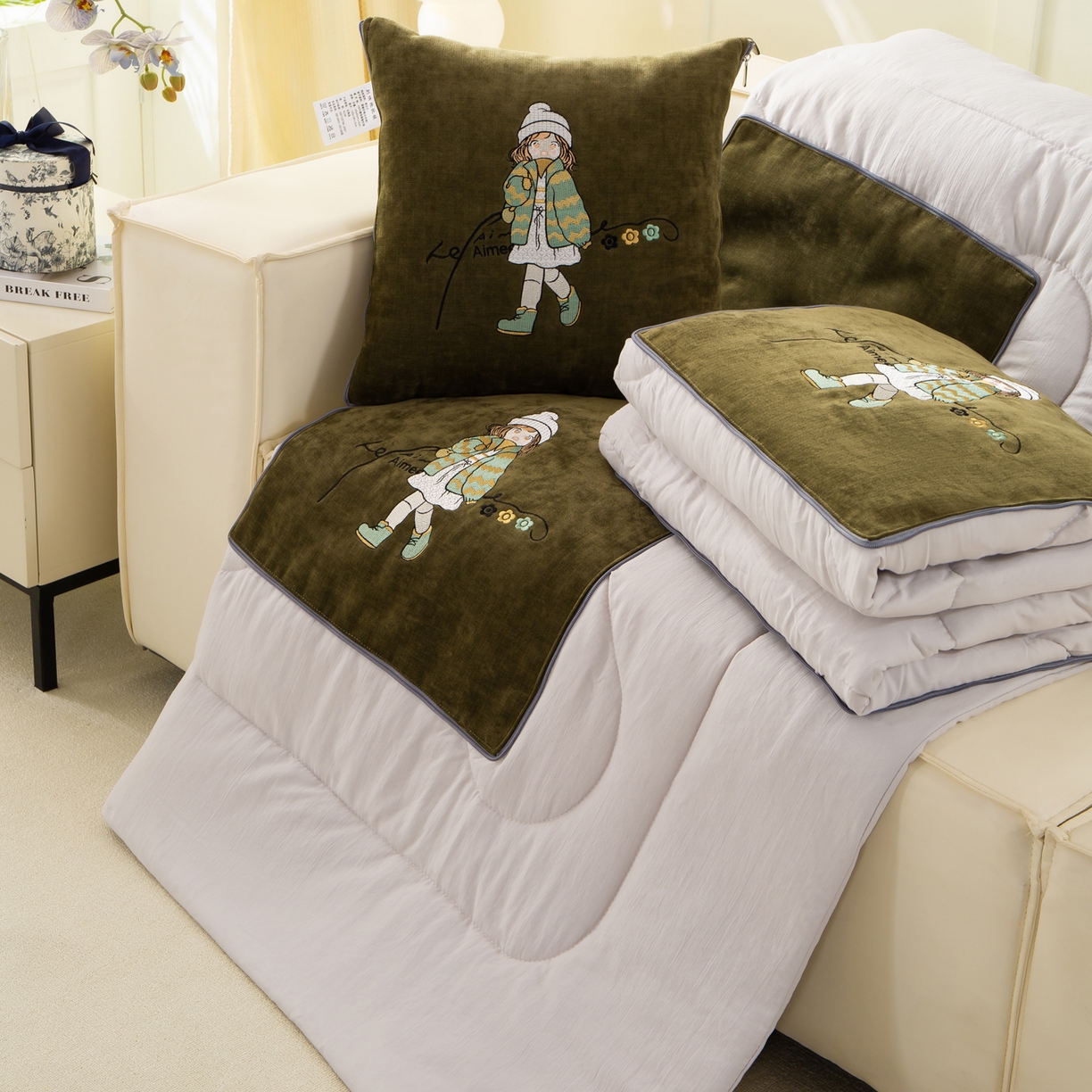 91家纺网 家纺一手货源 找家纺 多今家纺 2025新款水洗棉雪尼尔刺绣抱枕被子-艾米糖系列 艾米糖-葱绿