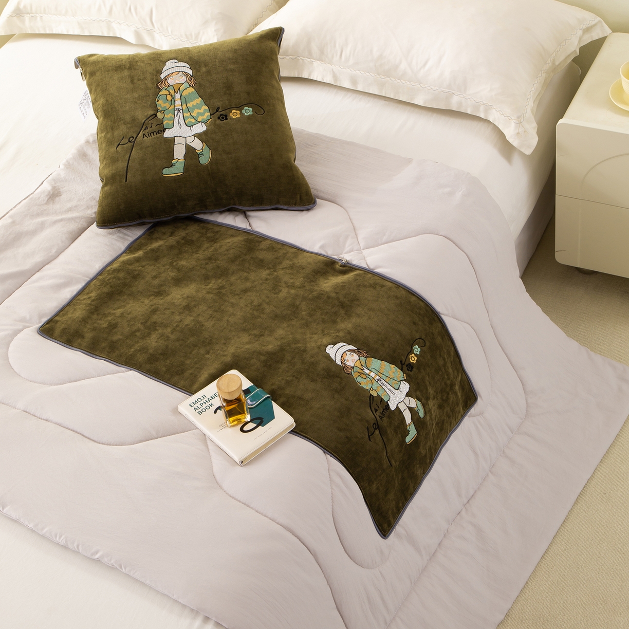 91家纺网 家纺一手货源 找家纺 多今家纺 2025新款水洗棉雪尼尔刺绣抱枕被子-艾米糖系列 艾米糖-葱绿