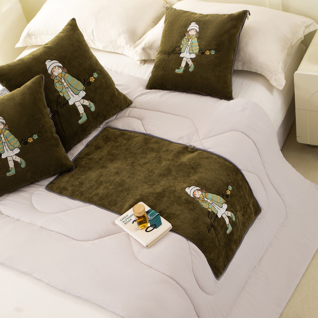 91家纺网 家纺一手货源 找家纺 多今家纺 2025新款水洗棉雪尼尔刺绣抱枕被子-艾米糖系列 艾米糖-葱绿