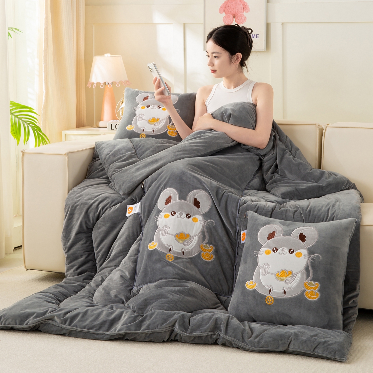 91家纺网 家纺一手货源 找家纺 （总）多今家纺 2025新款加厚婴儿绒贴布刺绣抱枕被子-鼠我有钱系列