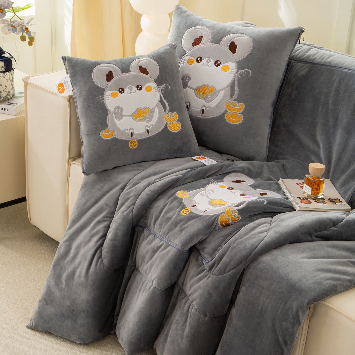 91家纺网 家纺一手货源 找家纺 （总）多今家纺 2025新款加厚婴儿绒贴布刺绣抱枕被子-鼠我有钱系列