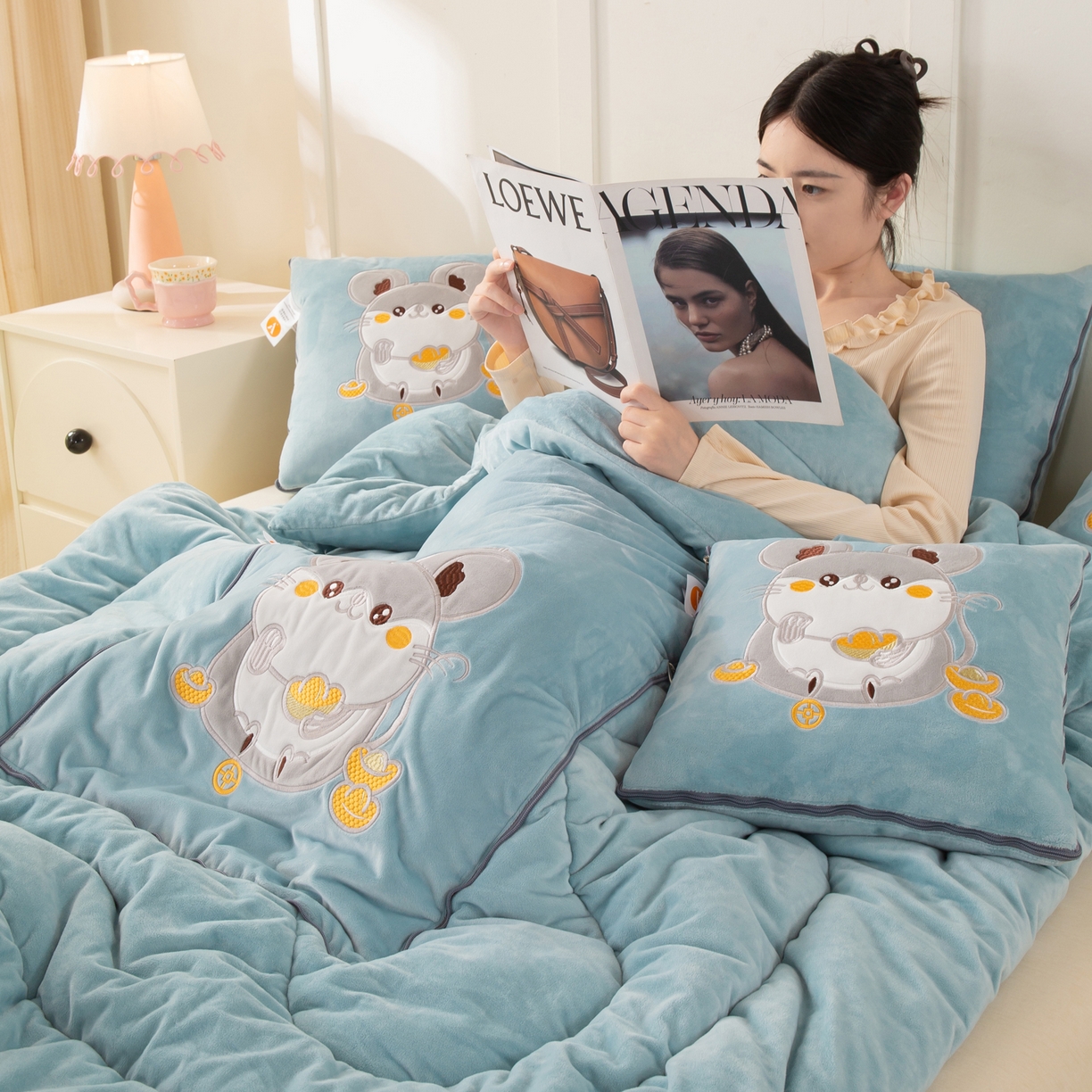 91家纺网 家纺一手货源 找家纺 多今家纺 2025新款加厚婴儿绒贴布刺绣抱枕被子-鼠我有钱系列 鼠我有钱-星郎蓝