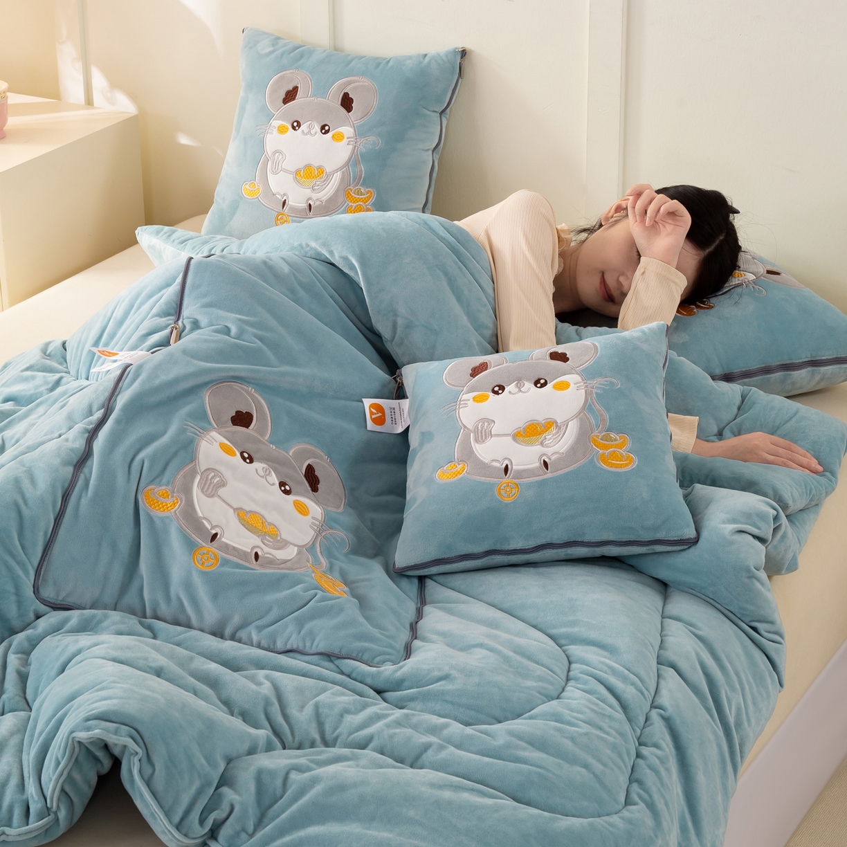 91家纺网 家纺一手货源 找家纺 多今家纺 2025新款加厚婴儿绒贴布刺绣抱枕被子-鼠我有钱系列 鼠我有钱-星郎蓝