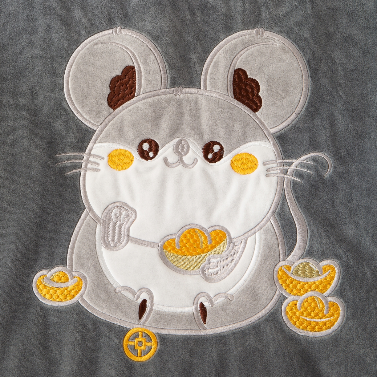 91家纺网 家纺一手货源 找家纺 （总）多今家纺 2025新款加厚婴儿绒贴布刺绣抱枕被子-鼠我有钱系列