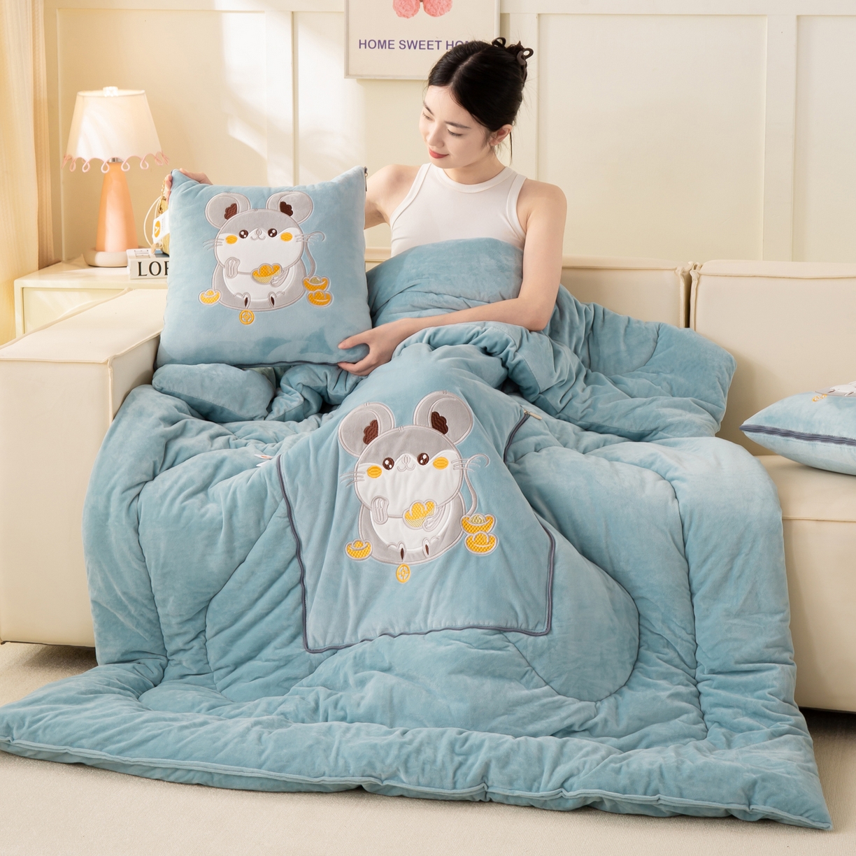 91家纺网 家纺一手货源 找家纺 多今家纺 2025新款加厚婴儿绒贴布刺绣抱枕被子-鼠我有钱系列 鼠我有钱-星郎蓝