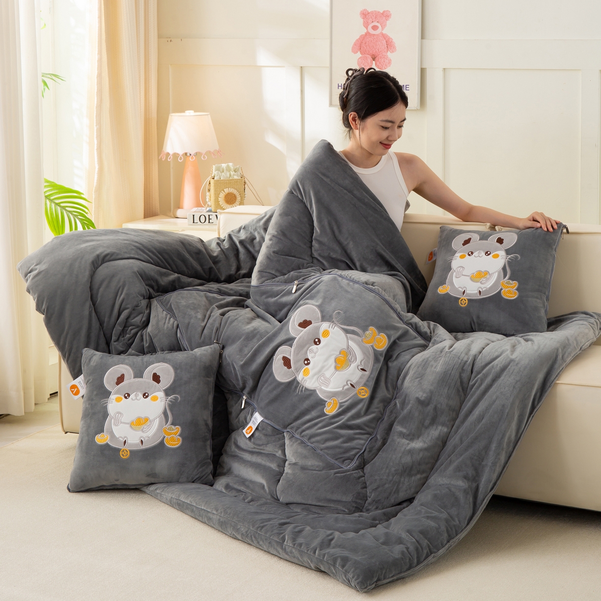 91家纺网 家纺一手货源 找家纺 （总）多今家纺 2025新款加厚婴儿绒贴布刺绣抱枕被子-鼠我有钱系列