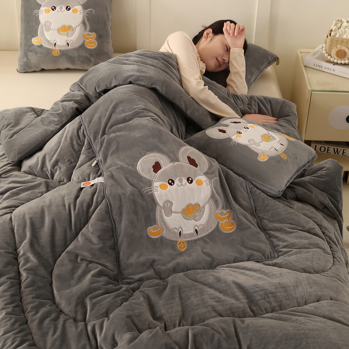 91家纺网 家纺一手货源 找家纺 （总）多今家纺 2025新款加厚婴儿绒贴布刺绣抱枕被子-鼠我有钱系列