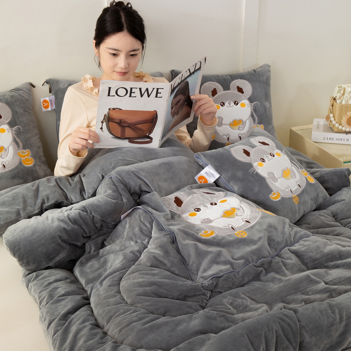 91家纺网 家纺一手货源 找家纺 （总）多今家纺 2025新款加厚婴儿绒贴布刺绣抱枕被子-鼠我有钱系列