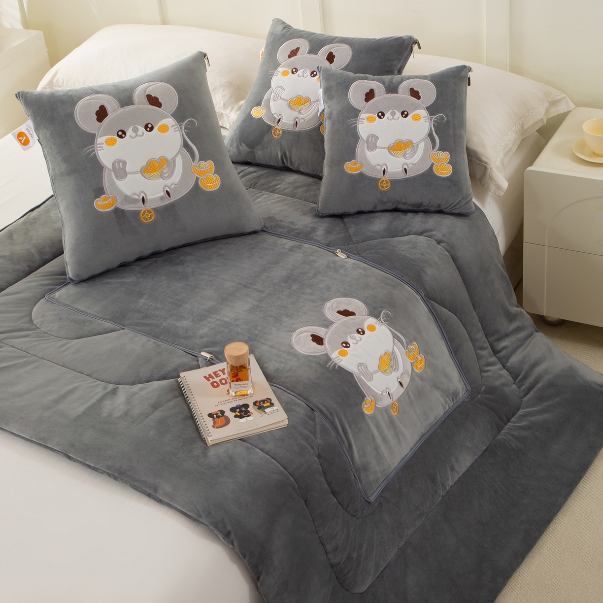 91家纺网 家纺一手货源 找家纺 （总）多今家纺 2025新款加厚婴儿绒贴布刺绣抱枕被子-鼠我有钱系列