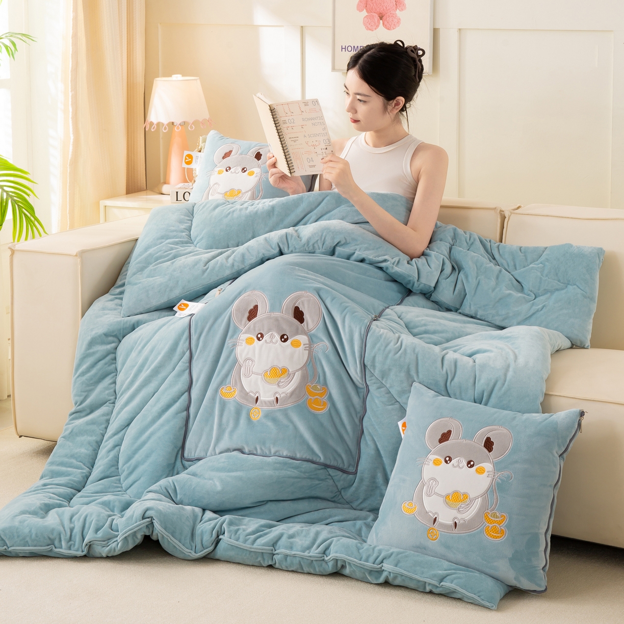 91家纺网 家纺一手货源 找家纺 多今家纺 2025新款加厚婴儿绒贴布刺绣抱枕被子-鼠我有钱系列 鼠我有钱-星郎蓝