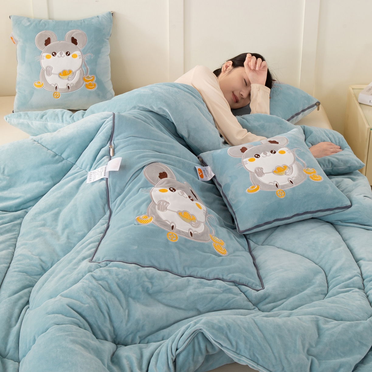 91家纺网 家纺一手货源 找家纺 多今家纺 2025新款加厚婴儿绒贴布刺绣抱枕被子-鼠我有钱系列 鼠我有钱-星郎蓝