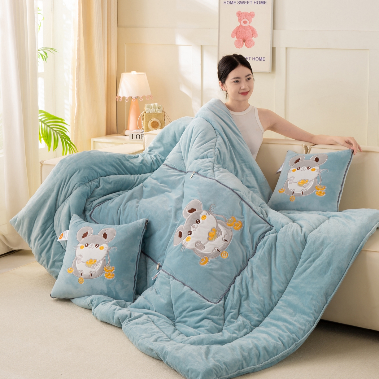 91家纺网 家纺一手货源 找家纺 多今家纺 2025新款加厚婴儿绒贴布刺绣抱枕被子-鼠我有钱系列 鼠我有钱-星郎蓝