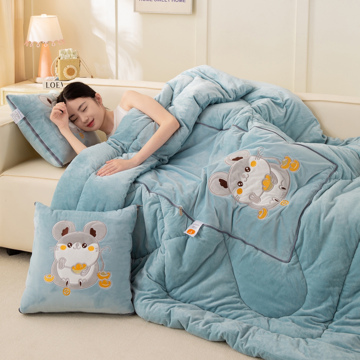 91家纺网 家纺一手货源 找家纺 多今家纺 2025新款加厚婴儿绒贴布刺绣抱枕被子-鼠我有钱系列 鼠我有钱-星郎蓝