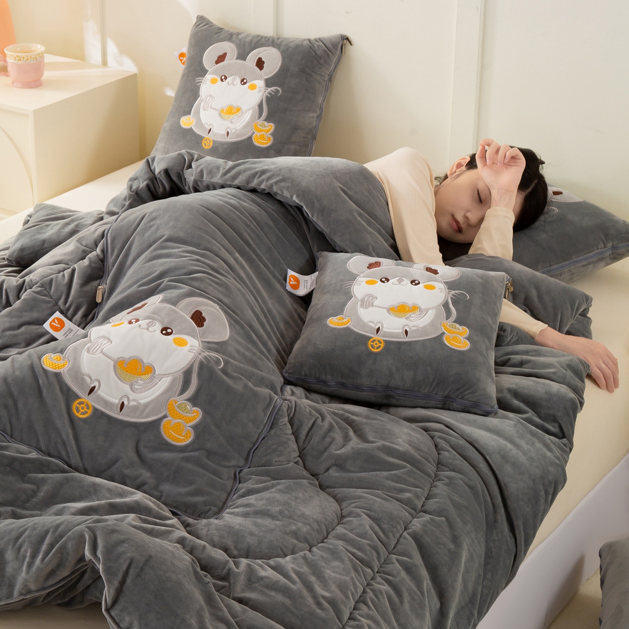 91家纺网 家纺一手货源 找家纺 （总）多今家纺 2025新款加厚婴儿绒贴布刺绣抱枕被子-鼠我有钱系列