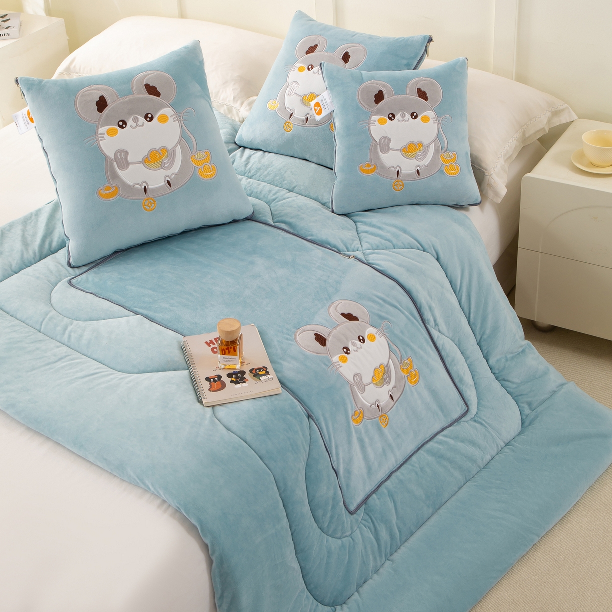 91家纺网 家纺一手货源 找家纺 多今家纺 2025新款加厚婴儿绒贴布刺绣抱枕被子-鼠我有钱系列 鼠我有钱-星郎蓝