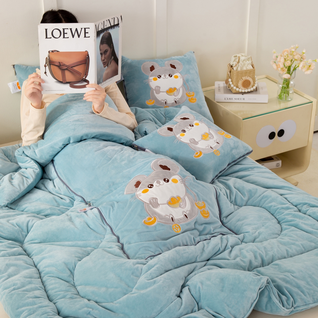 91家纺网 家纺一手货源 找家纺 多今家纺 2025新款加厚婴儿绒贴布刺绣抱枕被子-鼠我有钱系列 鼠我有钱-星郎蓝