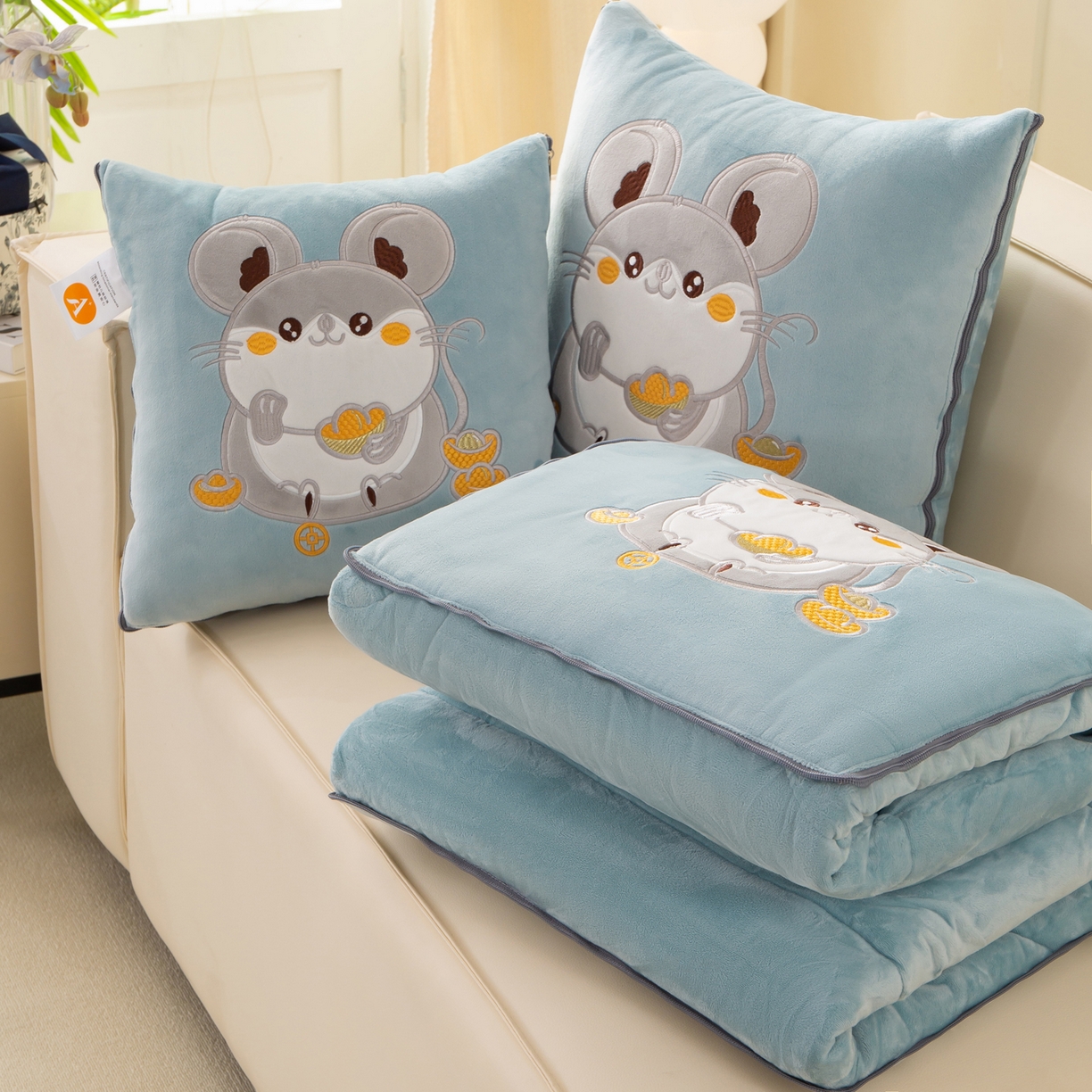 91家纺网 家纺一手货源 找家纺 多今家纺 2025新款加厚婴儿绒贴布刺绣抱枕被子-鼠我有钱系列 鼠我有钱-星郎蓝