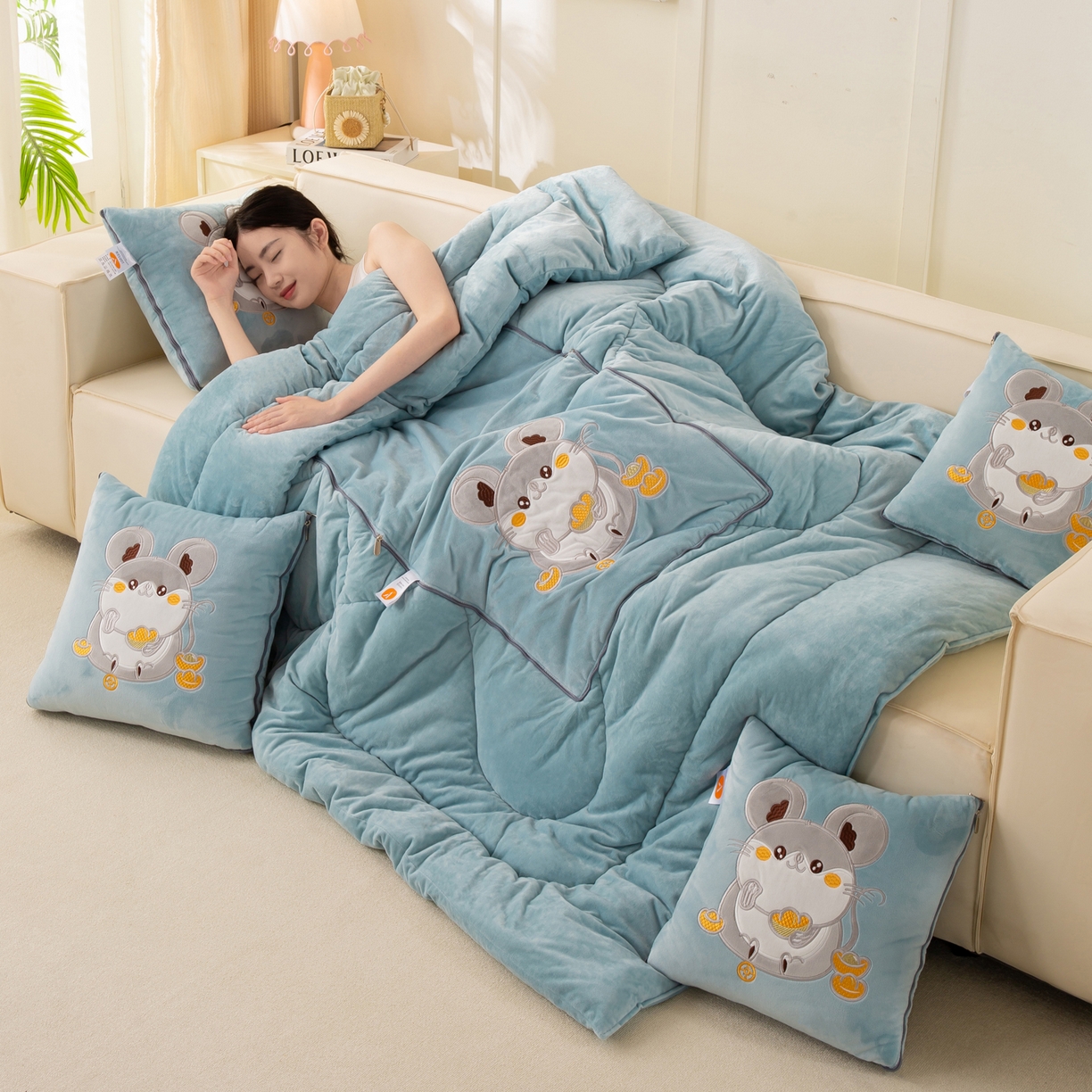 91家纺网 家纺一手货源 找家纺 多今家纺 2025新款加厚婴儿绒贴布刺绣抱枕被子-鼠我有钱系列 鼠我有钱-星郎蓝