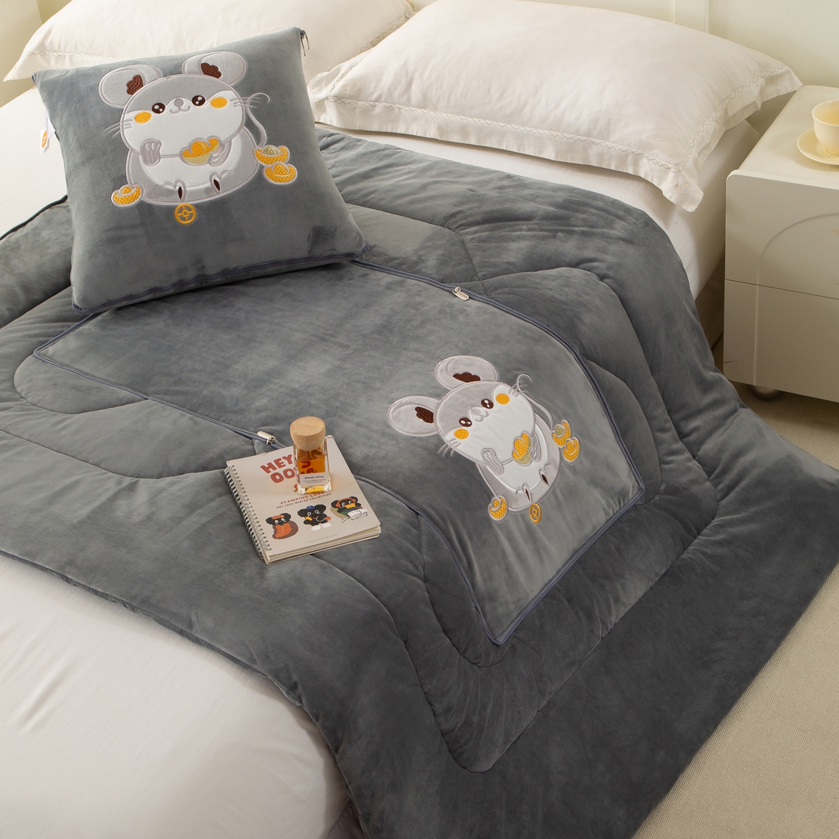 91家纺网 家纺一手货源 找家纺 （总）多今家纺 2025新款加厚婴儿绒贴布刺绣抱枕被子-鼠我有钱系列