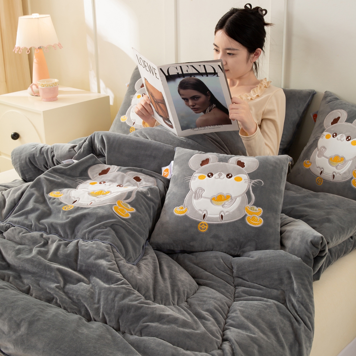 91家纺网 家纺一手货源 找家纺 （总）多今家纺 2025新款加厚婴儿绒贴布刺绣抱枕被子-鼠我有钱系列