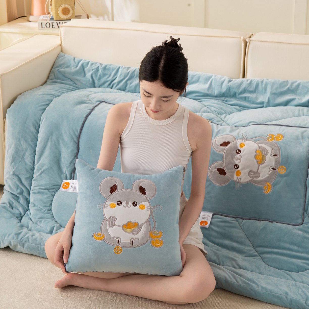 91家纺网 家纺一手货源 找家纺 多今家纺 2025新款加厚婴儿绒贴布刺绣抱枕被子-鼠我有钱系列 鼠我有钱-星郎蓝