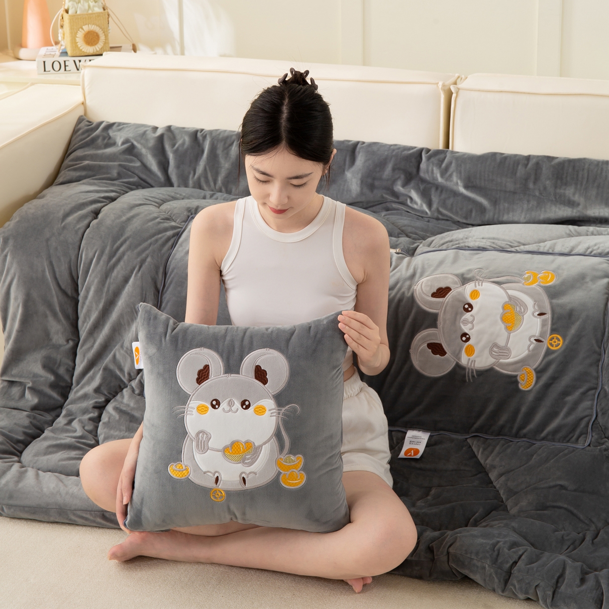 91家纺网 家纺一手货源 找家纺 （总）多今家纺 2025新款加厚婴儿绒贴布刺绣抱枕被子-鼠我有钱系列