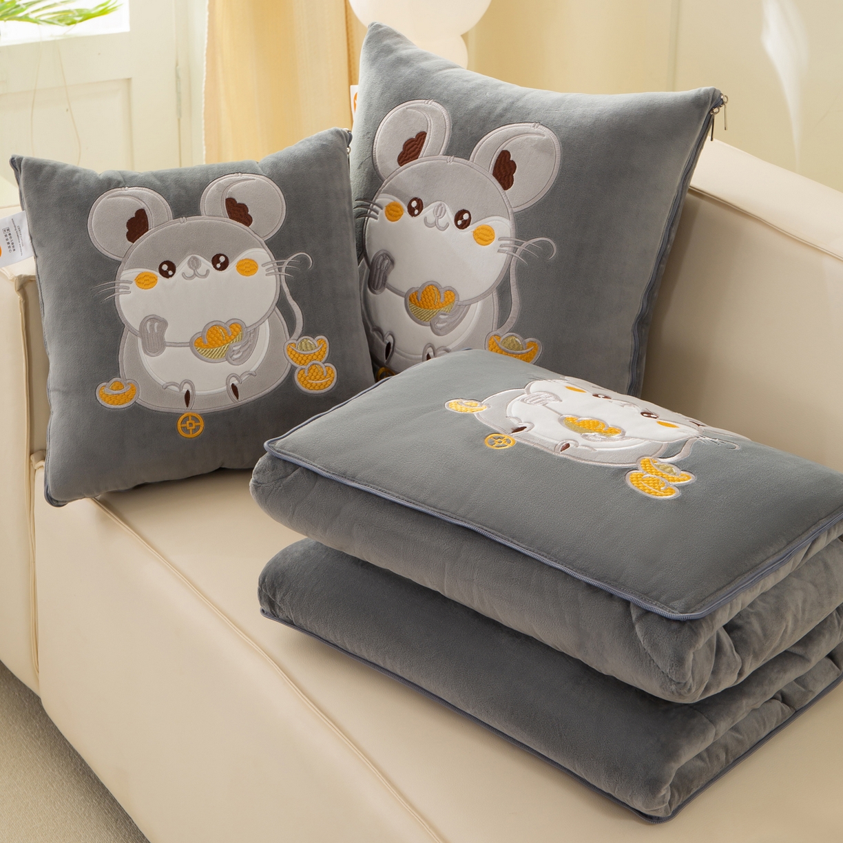 91家纺网 家纺一手货源 找家纺 （总）多今家纺 2025新款加厚婴儿绒贴布刺绣抱枕被子-鼠我有钱系列