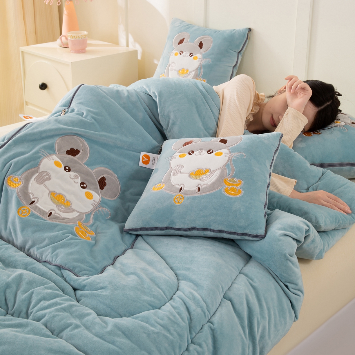 91家纺网 家纺一手货源 找家纺 多今家纺 2025新款加厚婴儿绒贴布刺绣抱枕被子-鼠我有钱系列 鼠我有钱-星郎蓝